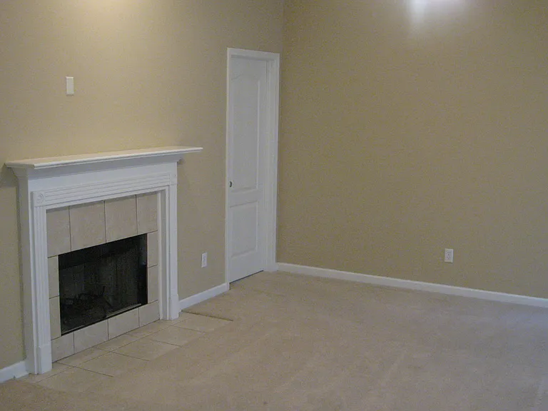 1537 Hawthorne Ln — Photo 3