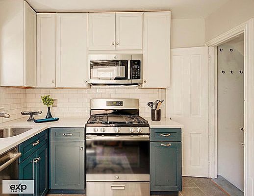 2nd image of 61 Saint Marks Pl APT 2