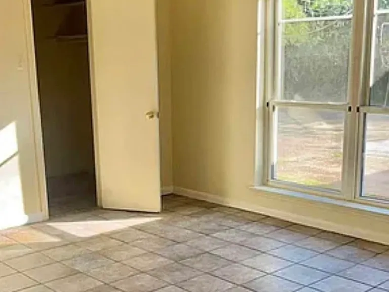 705 Vouray Dr — Photo 10