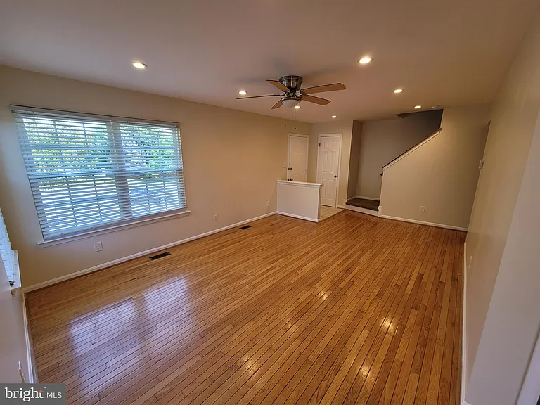 401 Darby Ln — Photo 3