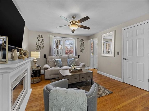 5th image of 149 Rowe Ave