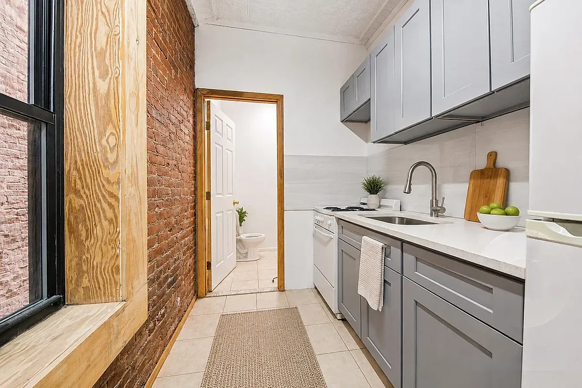 Photo 2 of 5 - 347 E 105th St #1B - Manhattan, NY Building Photo - 347 E 105th St #1B