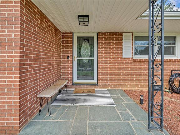 3rd image of 140 Stephens Dr