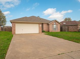412 Preston Dr, Cleburne, TX 76033