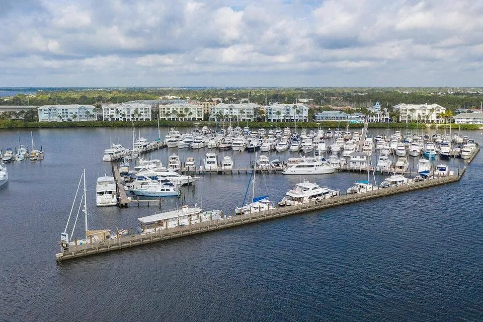 975 NW Flagler Ave #403