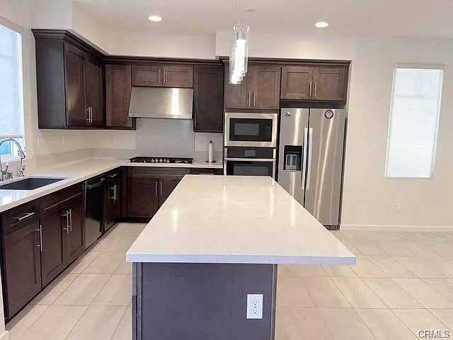 3 bed, 2033 sqft, $4,950 — Photo 2