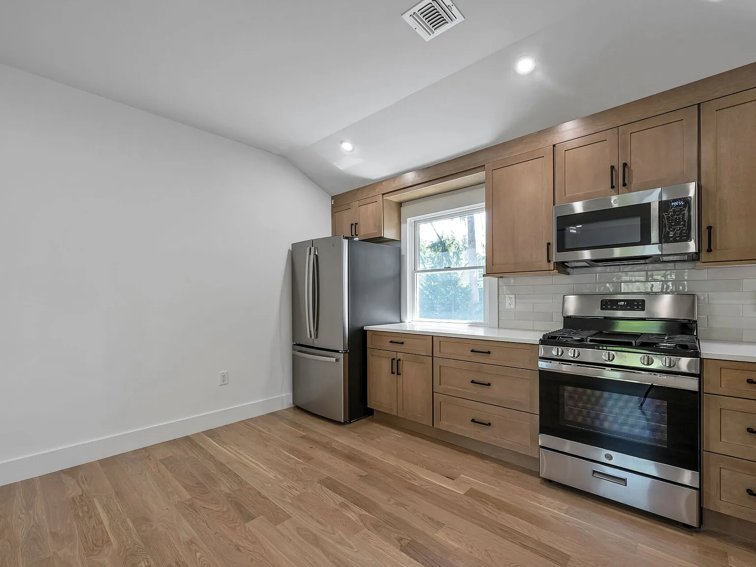 2 bed, $3,400 — Photo 4