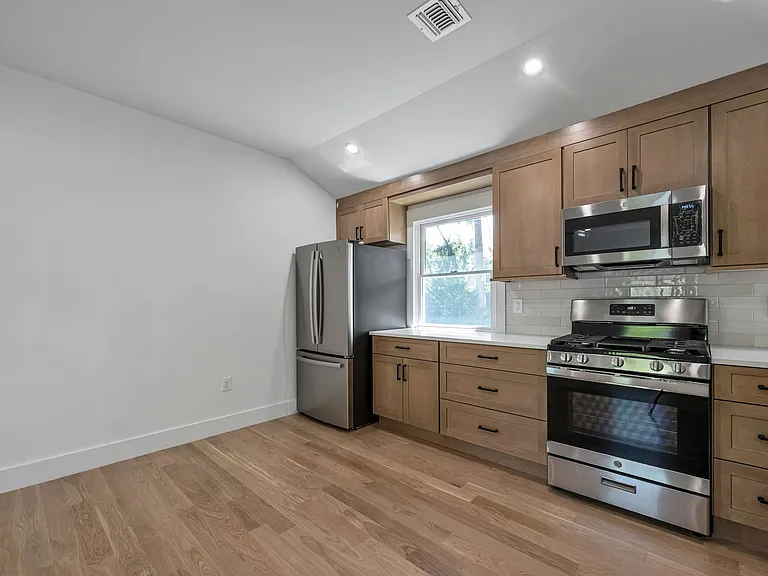 399 Gilbert St #399 — Photo 4