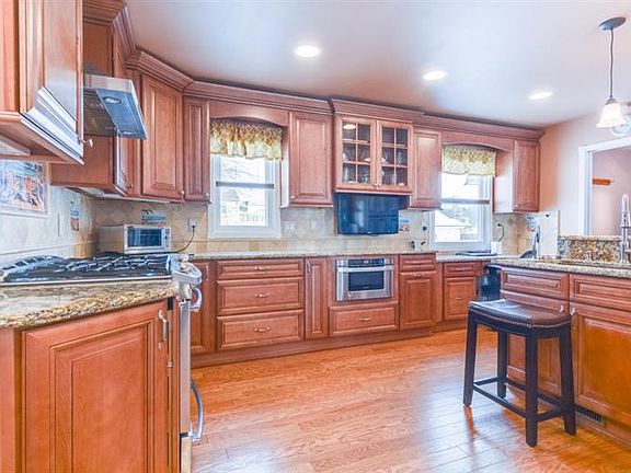 3rd image of 436 Laurel Blvd