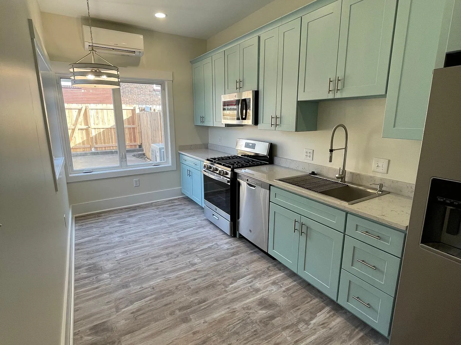 3 bed, 2.5 bath, 1525 sqft, $3,600 — Photo 2