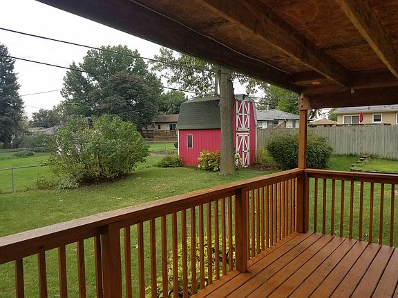 2 story deck. Needs some woryard