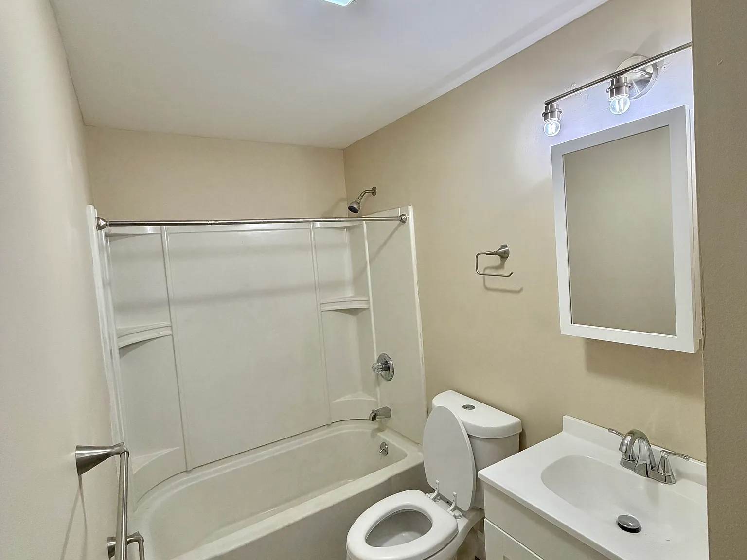 3 bed, 932 sqft, $1,600 — Photo 2
