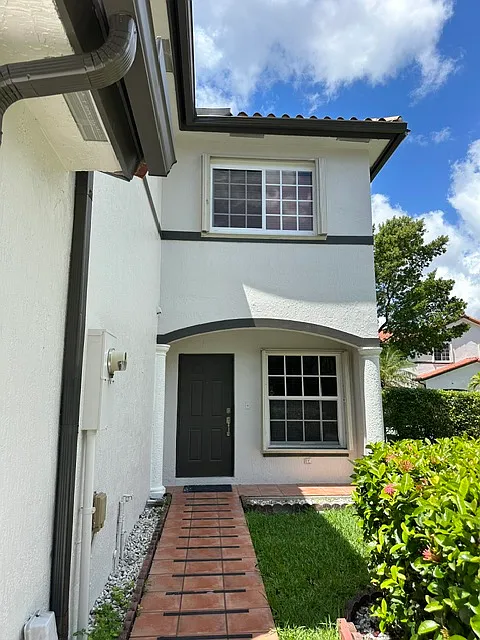 3 bed, 2.5 bath, 1501 sqft, $3,300 — Photo 3