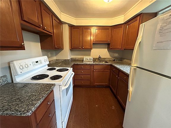 3rd image of 210 Erhardt Dr