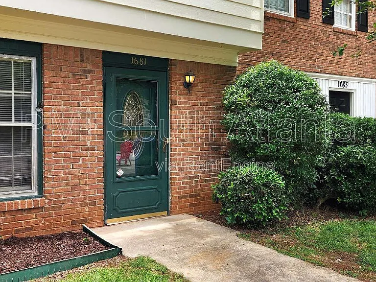 1681 Winchester Way SE — Photo 2