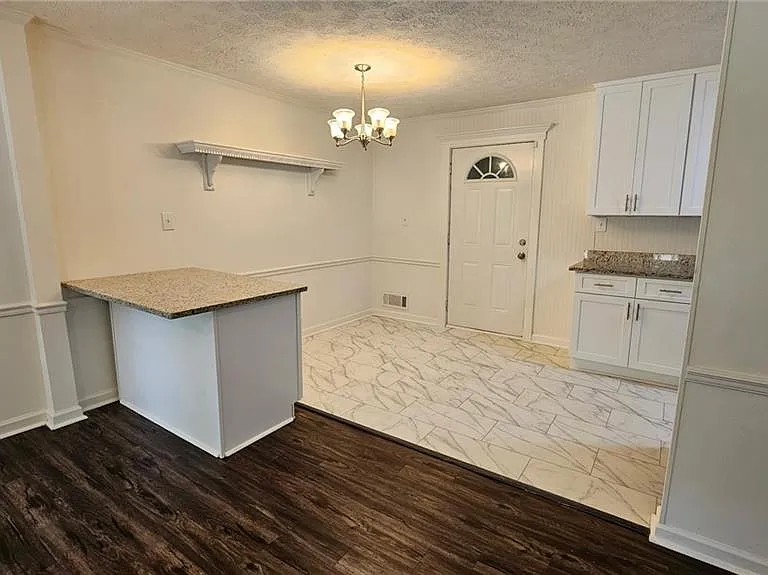 1231 Woodleigh Rd SW — Photo 6