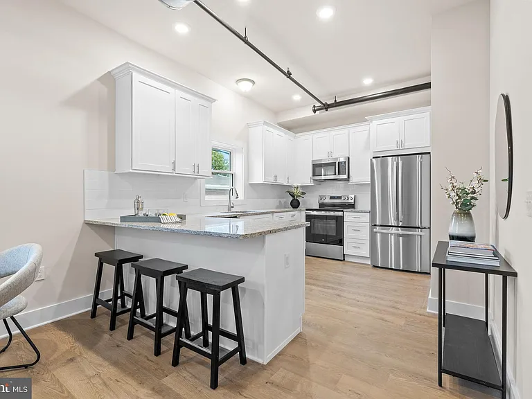 30 W Broad St #6 — Photo 1