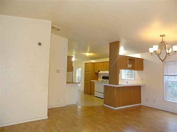 5th image of 141 E Kingston Way