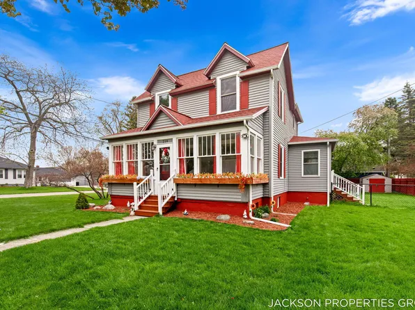 218 N Jackson St, Spring Lake, MI 49456