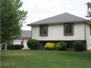 3223 Hidden Meadow Dr, Newton, KS 67114