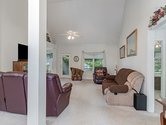 5th image of 490 Hidden Valley Cir