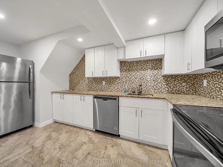 1074 Farmstead Dr — Photo 10