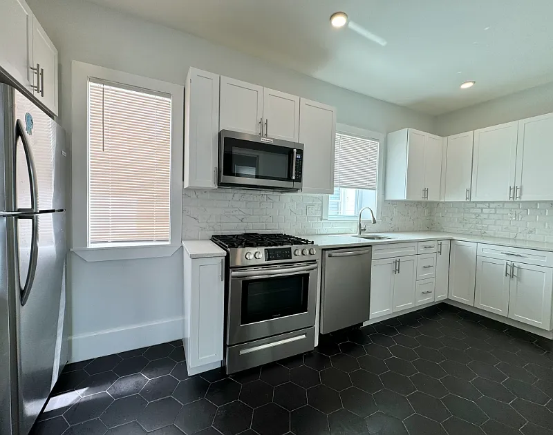 4 bed, 9999 sqft, $3,400 — Photo 3