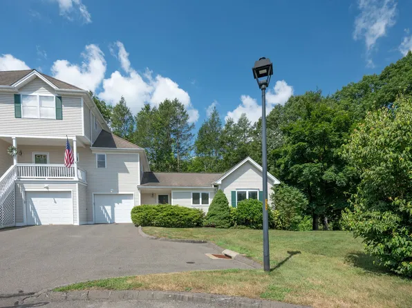 8 Trout Brook Circle #8, Newtown, CT 06470