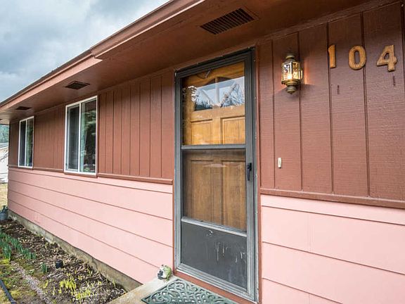 3rd image of 104 Woodland Dr