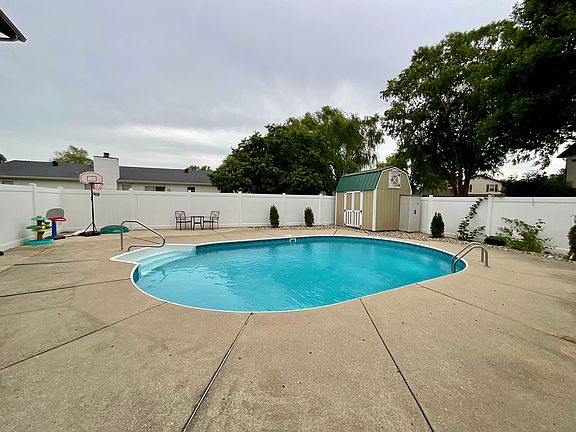 3rd image of 132 Pierce Blvd
