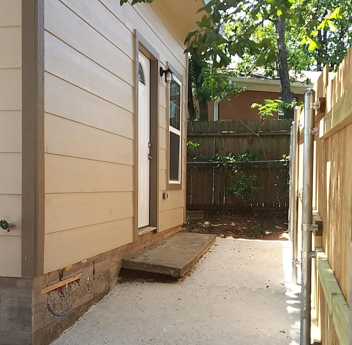 621 Woodcrest Dr — Photo 1