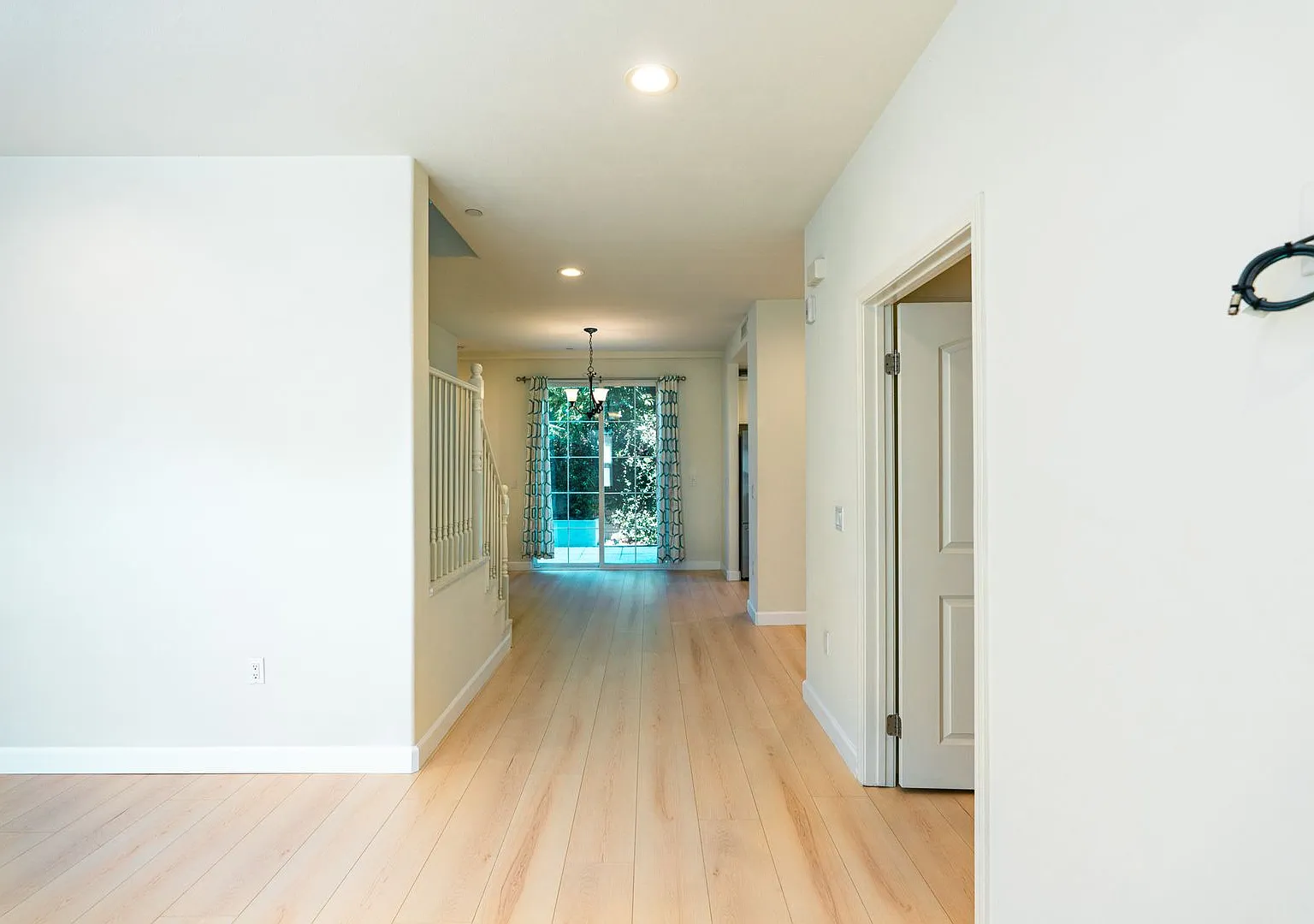 Alhambra 2 beds 2 bath Townhouse for lease — Photo 4