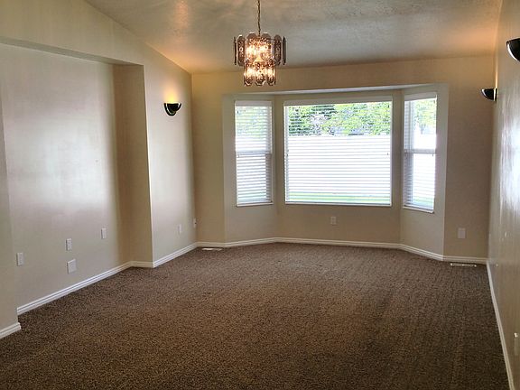 living room / bay window