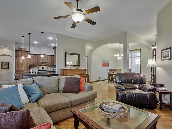 5th image of 616 E Crescent Lakes Dr