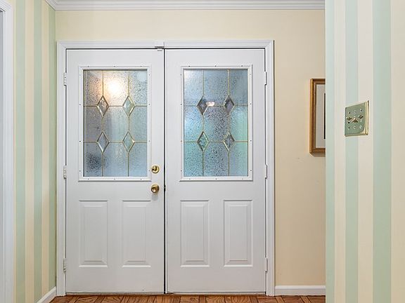 4th image of 567 Hawthorne Ln