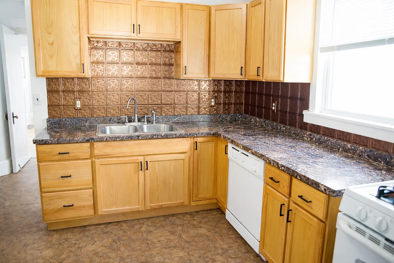 9 bed, 5621 sqft, $3,200 — Photo 2