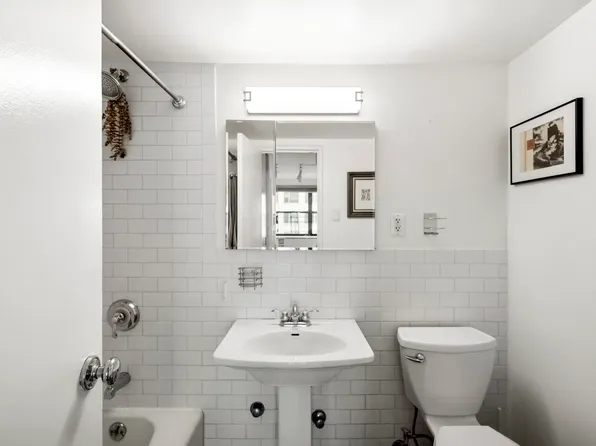 200 East 24th Street image 7 of 11