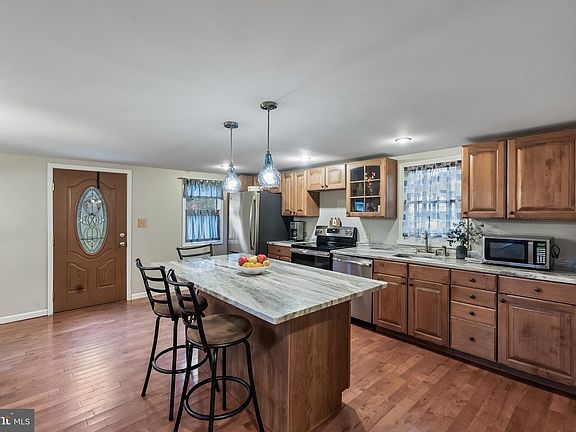 3rd image of 315 Laurel Ave