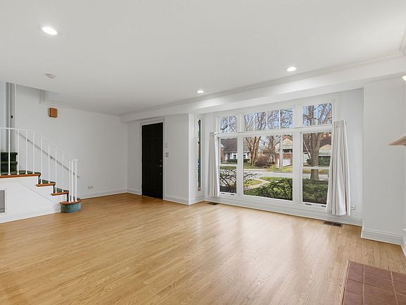 2nd image of 98 Williamsburg Rd