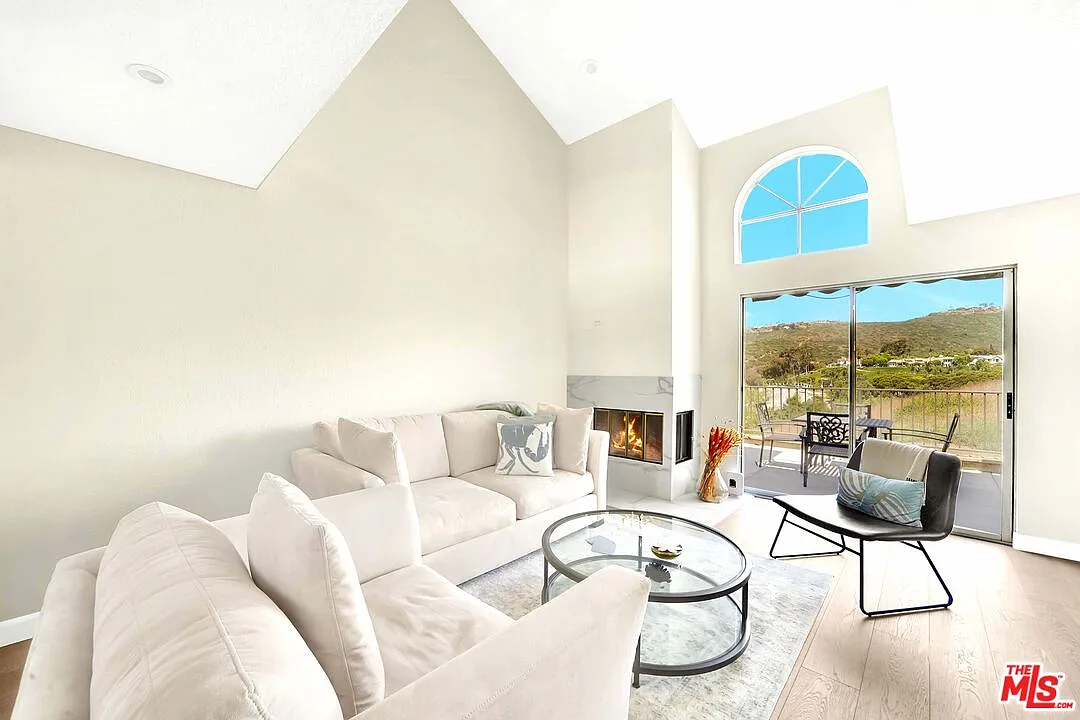 3 bed, 3.0 bath, 1660 sqft, $5,200 — Photo 4