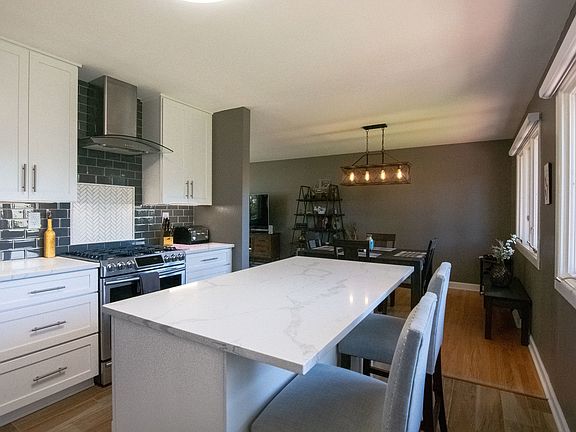 3rd image of 1159 E Pratt Dr