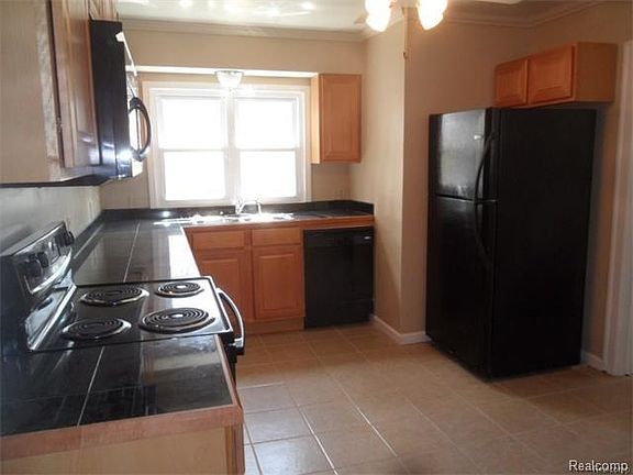 4th image of 21511 Oxford Ave