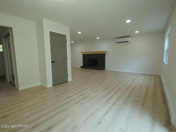 5th image of 263 Blackthorn Dr