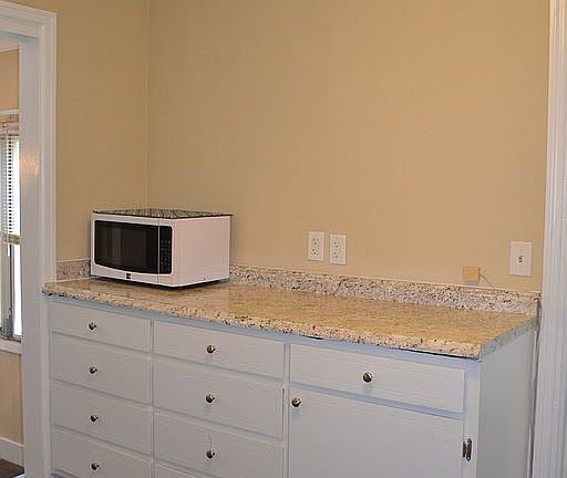 3rd image of 225 Greenbrier Dr