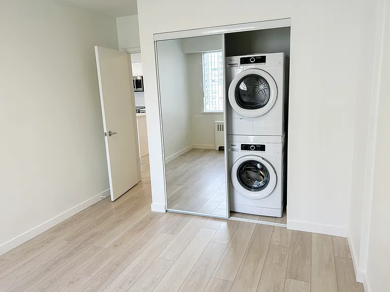 855 Jervis St — Photo 7