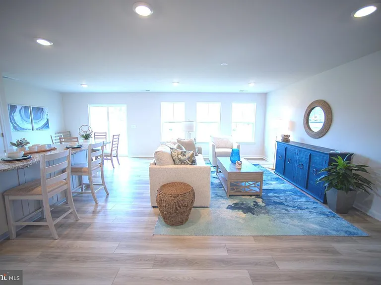 535 Hall Dr — Photo 3