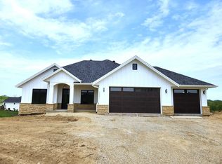 2091 Creek Wood Dr, Dubuque, IA 52003