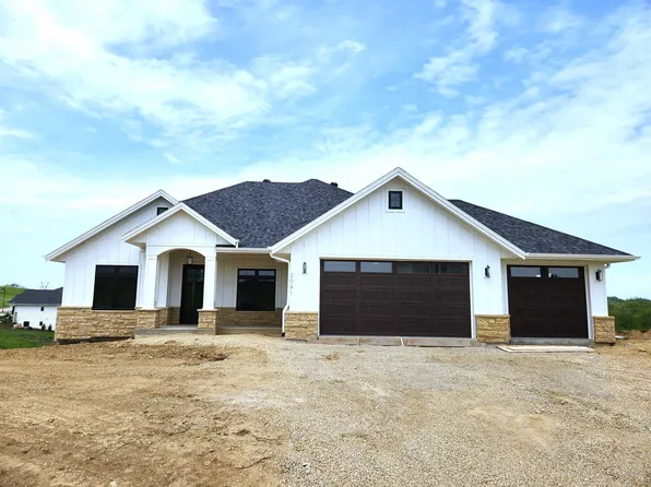 2091 Creek Wood Dr, Dubuque, IA 52003