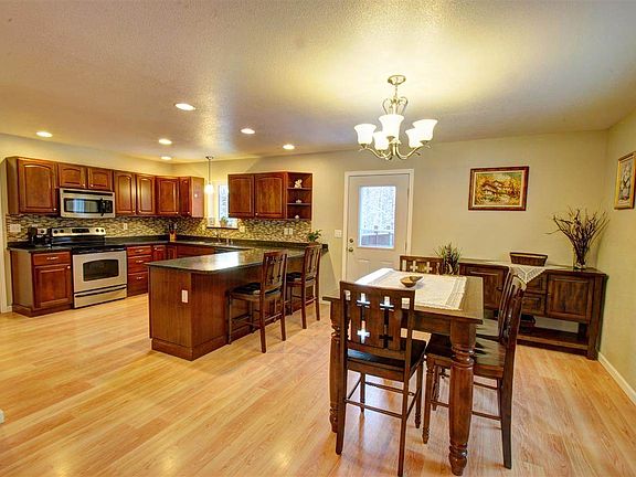 Dining room/ Kitchen 