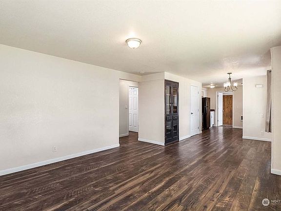 3rd image of 411 N Earl Rd